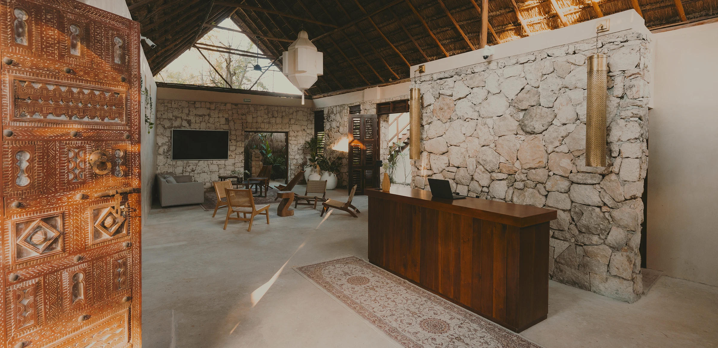 Recepción de Zelune construida con madera y piedra natural
