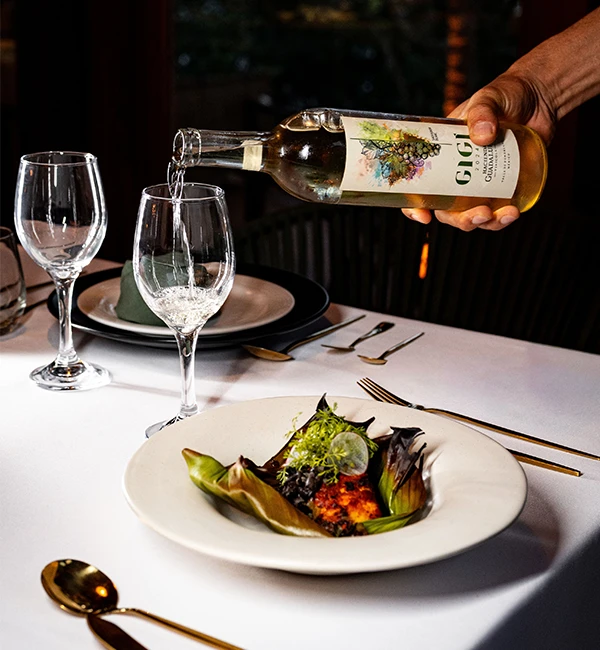 Servicio de vino junto a la mesa